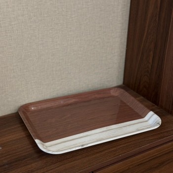 صينية تقديم أنيقة بتصميم عصري راقٍ تجمع بين البساطة والفخامة.39×5×28سم 