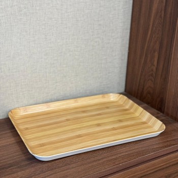 صينية تقديم أنيقة بتصميم عصري راقٍ تجمع بين البساطة والفخامة.38×3×28سم 