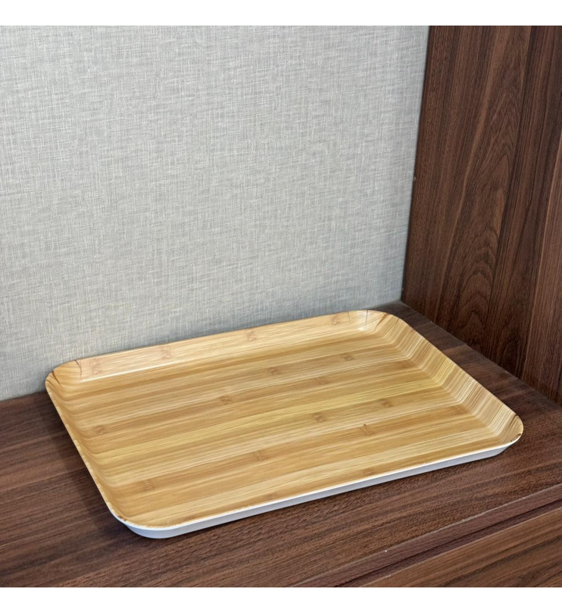 صينية تقديم أنيقة بتصميم عصري راقٍ تجمع بين البساطة والفخامة.38×3×28سم 