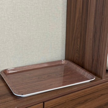 صينية تقديم أنيقة بتصميم عصري راقٍ تجمع بين البساطة والفخامة. 44×32×2سم 