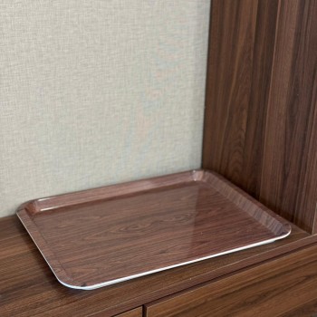 صينية تقديم أنيقة بتصميم عصري راقٍ تجمع بين البساطة والفخامة. 44×32×2سم 