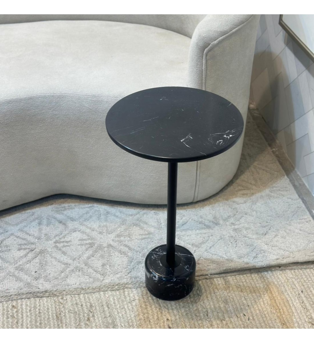 طاولة فاخرة بتصميم عصري أنيق 33×33×57سم طاولة فاخرة بتصميم عصري أنيق 33×33×57سم