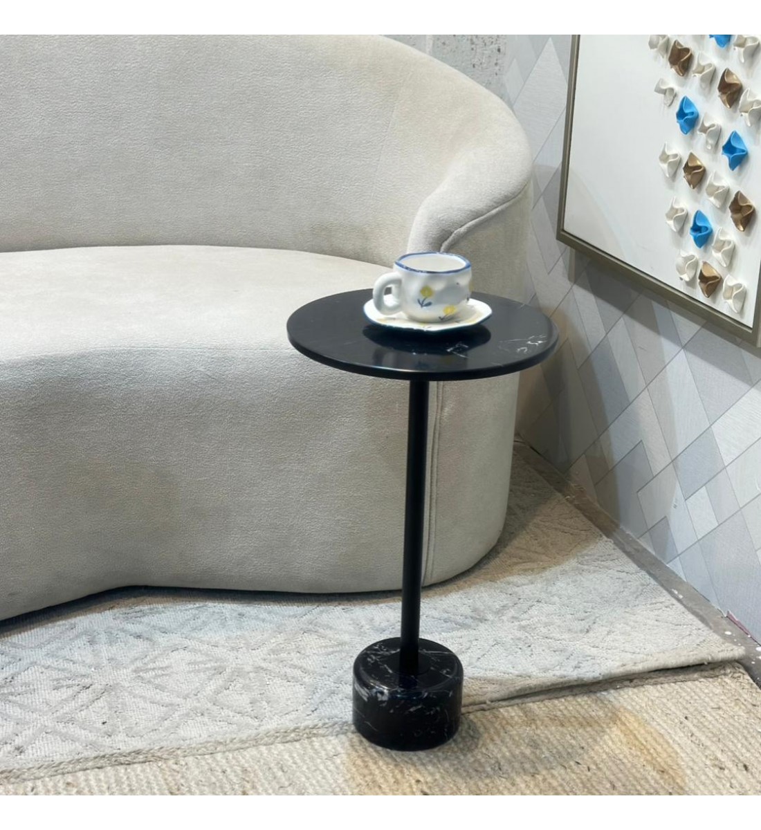 طاولة فاخرة بتصميم عصري أنيق 33×33×57سم طاولة فاخرة بتصميم عصري أنيق 33×33×57سم