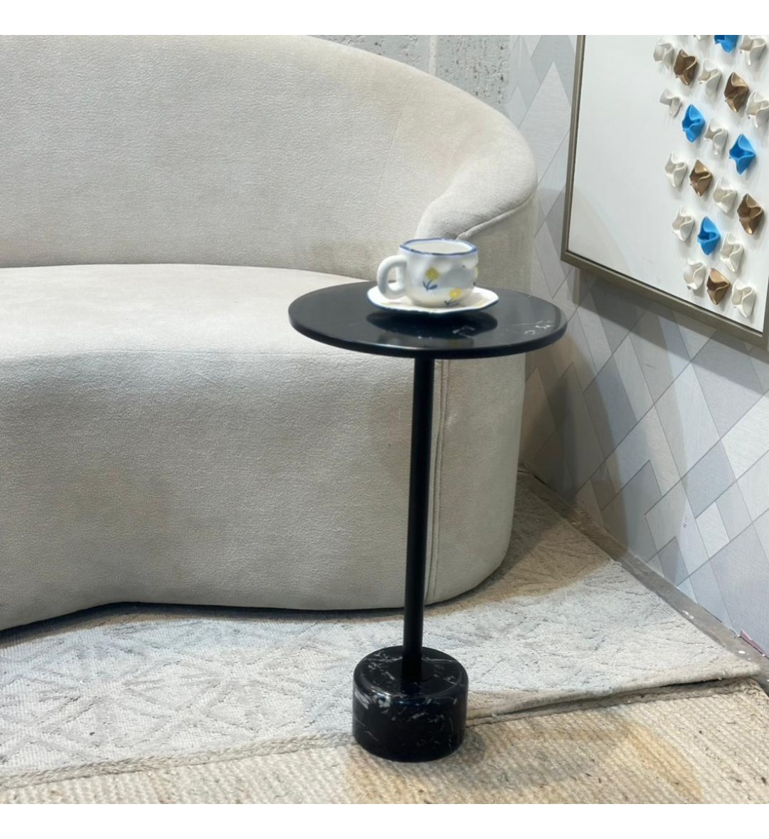 طاولة فاخرة بتصميم عصري أنيق 33×33×57سم طاولة فاخرة بتصميم عصري أنيق 33×33×57سم