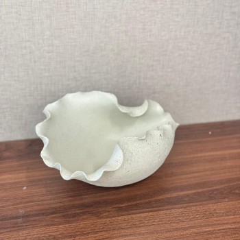 وعاء ديكوري بتصميم فني فريد يجمع بين الأسلوب العصري29×17×12سم