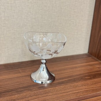 وعاء تقديم زجاجي فاخر بتصميم أنيق ومشرق يجمع بين النعومة واللمسة الكلاسيكية الراقية.17×17×18سم 