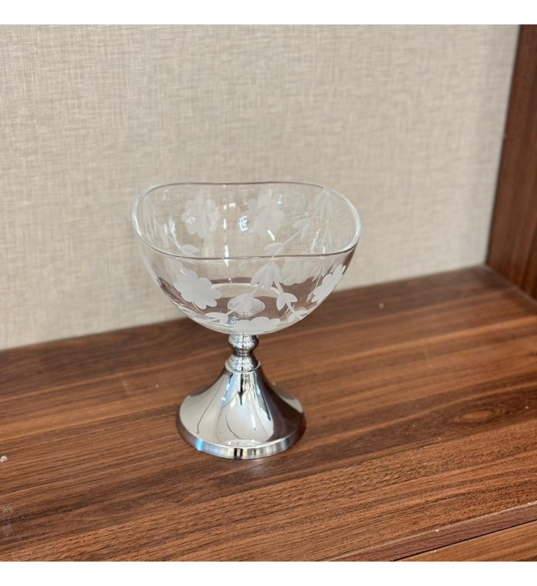 وعاء تقديم زجاجي فاخر بتصميم أنيق ومشرق يجمع بين النعومة واللمسة الكلاسيكية الراقية.17×17×18سم وعاء تقديم زجاجي فاخر بتصميم أنيق ومشرق يجمع بين النعومة واللمسة الكلاسيكية الراقية.17×17×18سم