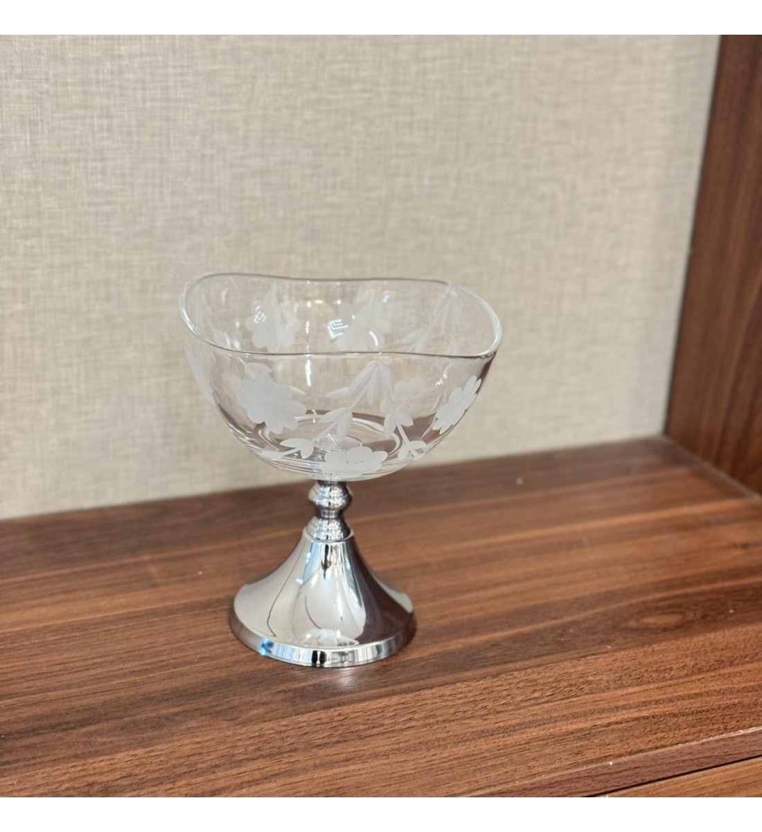 وعاء تقديم زجاجي فاخر بتصميم أنيق ومشرق يجمع بين النعومة واللمسة الكلاسيكية الراقية.17×17×18سم وعاء تقديم زجاجي فاخر بتصميم أنيق ومشرق يجمع بين النعومة واللمسة الكلاسيكية الراقية.17×17×18سم