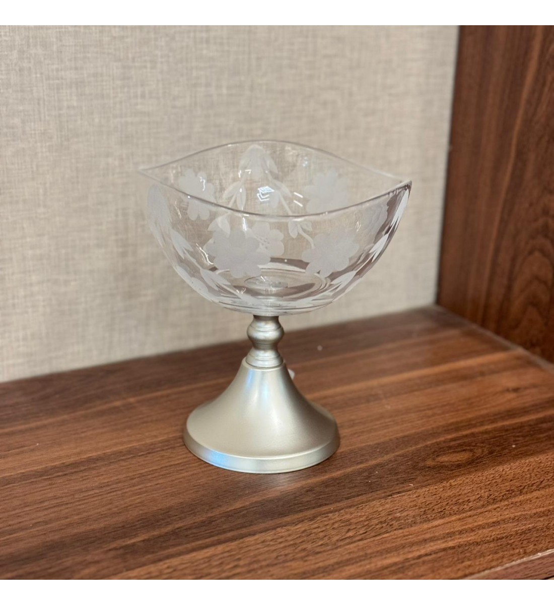 وعاء تقديم زجاجي فاخر بتصميم أنيق ومشرق يجمع بين النعومة واللمسة الكلاسيكية الراقية.17×17×18سم وعاء تقديم زجاجي فاخر بتصميم أنيق ومشرق يجمع بين النعومة واللمسة الكلاسيكية الراقية.17×17×18سم