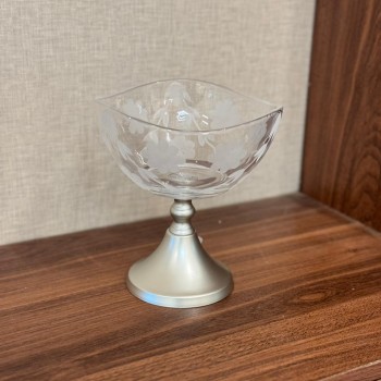 وعاء تقديم زجاجي فاخر بتصميم أنيق ومشرق يجمع بين النعومة واللمسة الكلاسيكية الراقية.17×17×18سم 