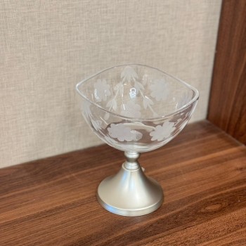 وعاء تقديم زجاجي فاخر بتصميم أنيق ومشرق يجمع بين النعومة واللمسة الكلاسيكية الراقية.17×17×18سم 