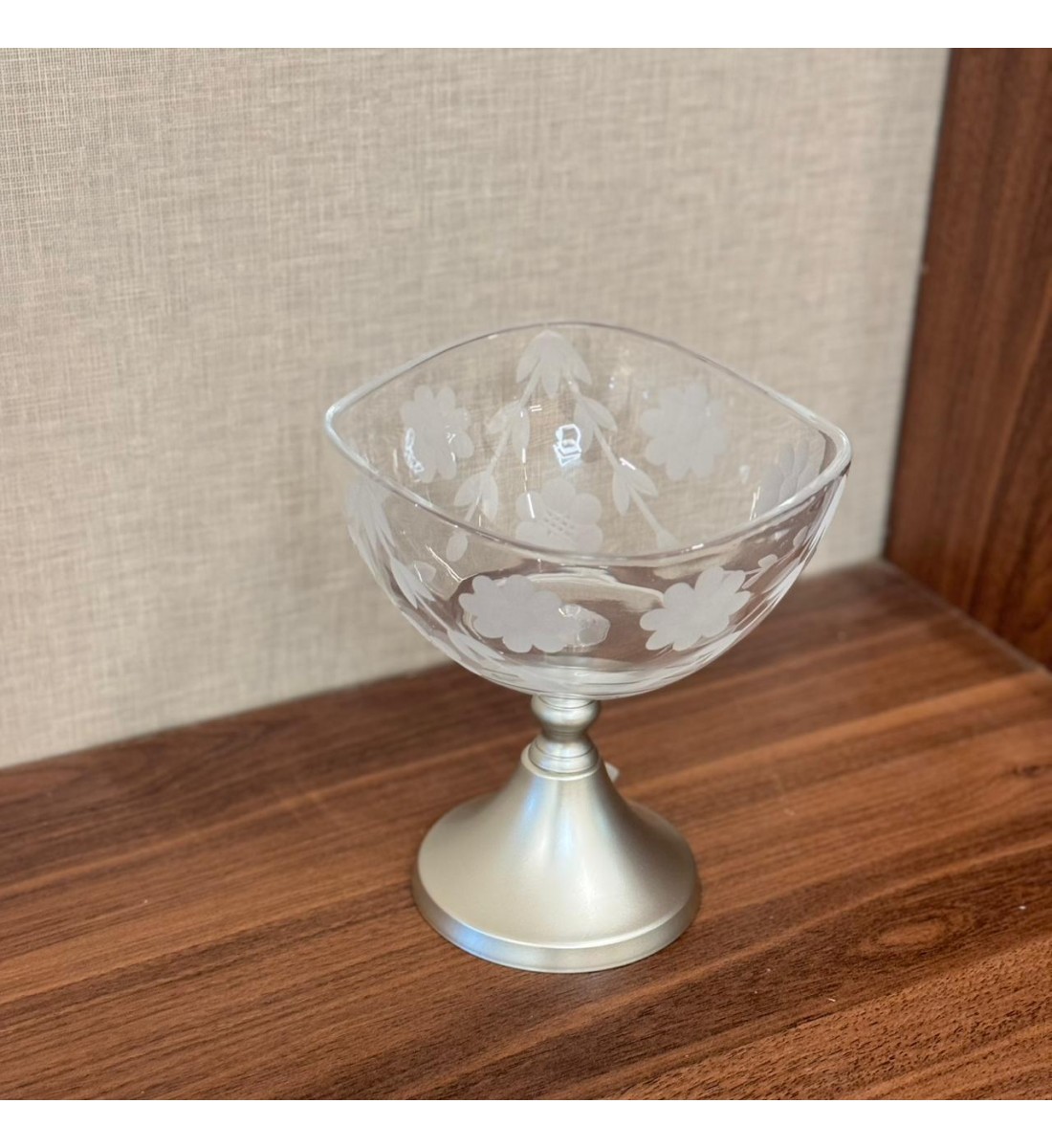 وعاء تقديم زجاجي فاخر بتصميم أنيق ومشرق يجمع بين النعومة واللمسة الكلاسيكية الراقية.17×17×18سم وعاء تقديم زجاجي فاخر بتصميم أنيق ومشرق يجمع بين النعومة واللمسة الكلاسيكية الراقية.17×17×18سم