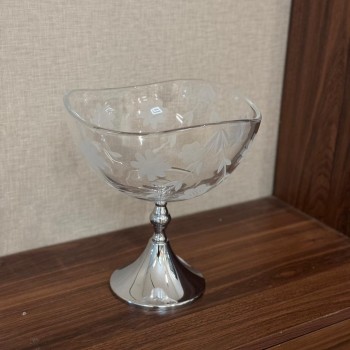 وعاء تقديم زجاجي فاخر بتصميم أنيق ومشرق يجمع بين النعومة واللمسة الكلاسيكية الراقية.25×25×27سم