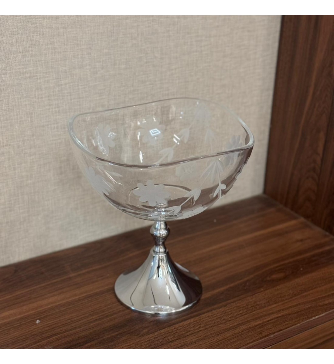 وعاء تقديم زجاجي فاخر بتصميم أنيق ومشرق يجمع بين النعومة واللمسة الكلاسيكية الراقية.25×25×27سم وعاء تقديم زجاجي فاخر بتصميم أنيق ومشرق يجمع بين النعومة واللمسة الكلاسيكية الراقية.25×25×27سم