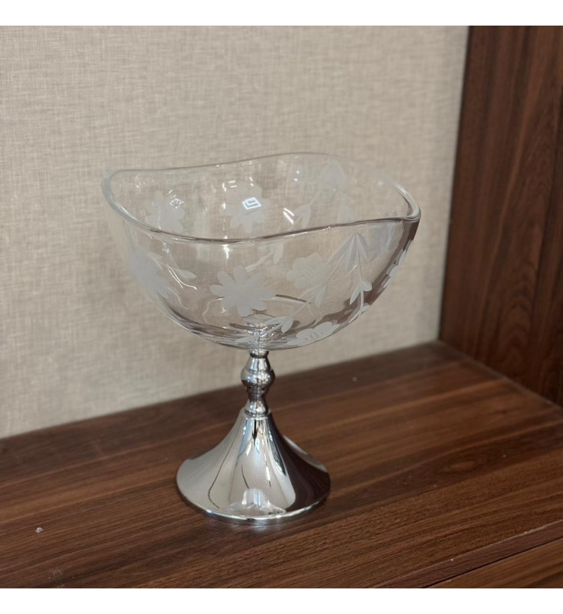 وعاء تقديم زجاجي فاخر بتصميم أنيق ومشرق يجمع بين النعومة واللمسة الكلاسيكية الراقية.25×25×27سم وعاء تقديم زجاجي فاخر بتصميم أنيق ومشرق يجمع بين النعومة واللمسة الكلاسيكية الراقية.25×25×27سم