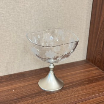 وعاء تقديم زجاجي فاخر بتصميم أنيق ومشرق يجمع بين النعومة واللمسة الكلاسيكية الراقية.25×25×27سم