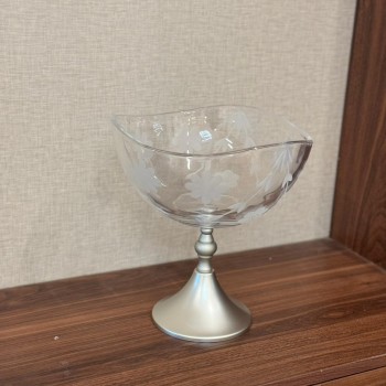 وعاء تقديم زجاجي فاخر بتصميم أنيق ومشرق يجمع بين النعومة واللمسة الكلاسيكية الراقية.25×25×27سم