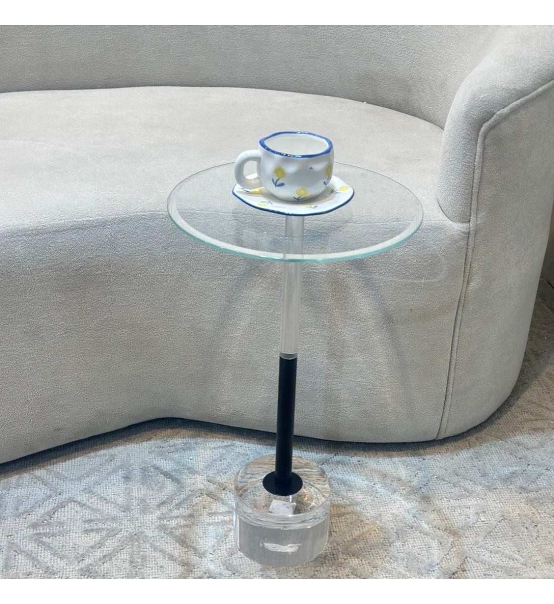 طاولة فاخرة بتصميم عصري أنيق 33×33×55سم طاولة فاخرة بتصميم عصري أنيق 33×33×55سم