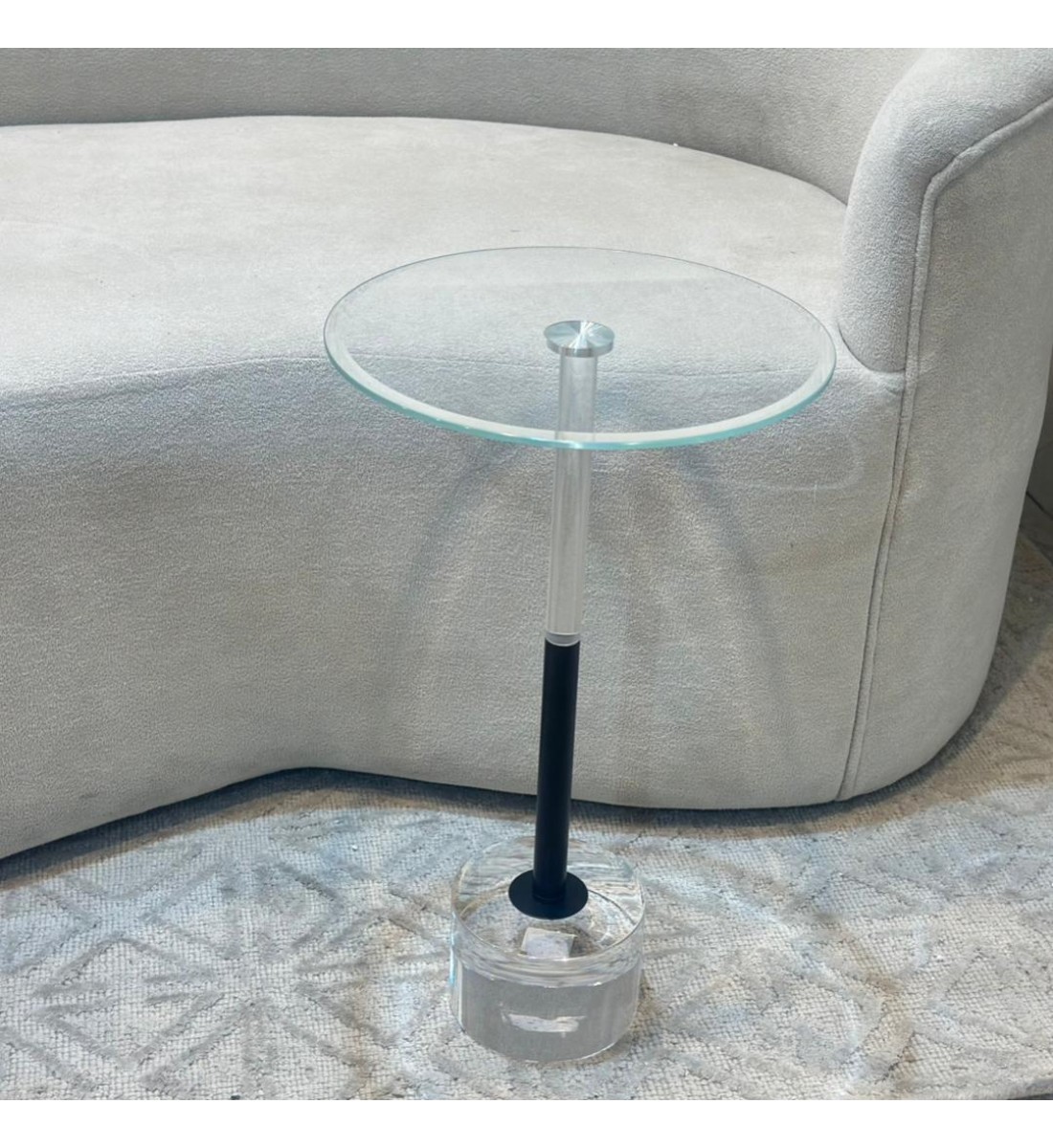 طاولة فاخرة بتصميم عصري أنيق 33×33×55سم طاولة فاخرة بتصميم عصري أنيق 33×33×55سم