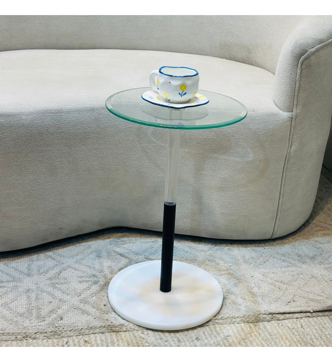 طاولة فاخرة بتصميم عصري أنيق 33×33×52سم طاولة فاخرة بتصميم عصري أنيق 33×33×52سم