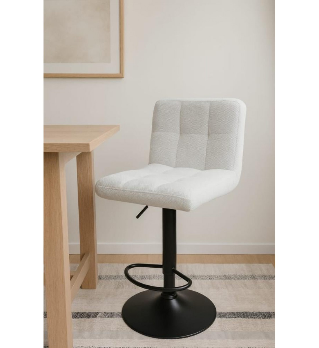 كرسي بار قاعدة حديد  ملبس بأجود انواع الاقمشة من نوع الكتان