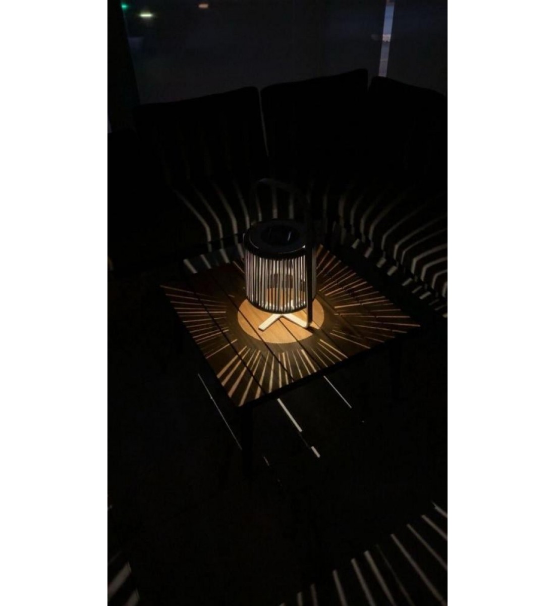  شمعدان او إضاءة لتزيين الجلسات الداخلية والخارجية  يتميز بلمسة فنية بألوان مختلفة