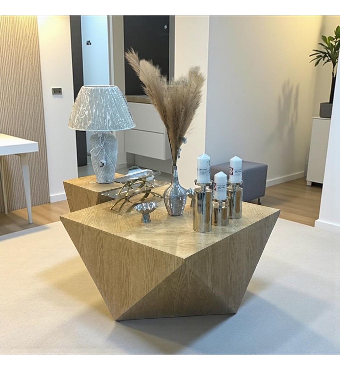 طقم طاولات 2قطع تصميم عصري فاخر بتفاصيل هندسية أنيقة تجمع بين البساطة والجرأة في الشكل.(منتج تفصيل)