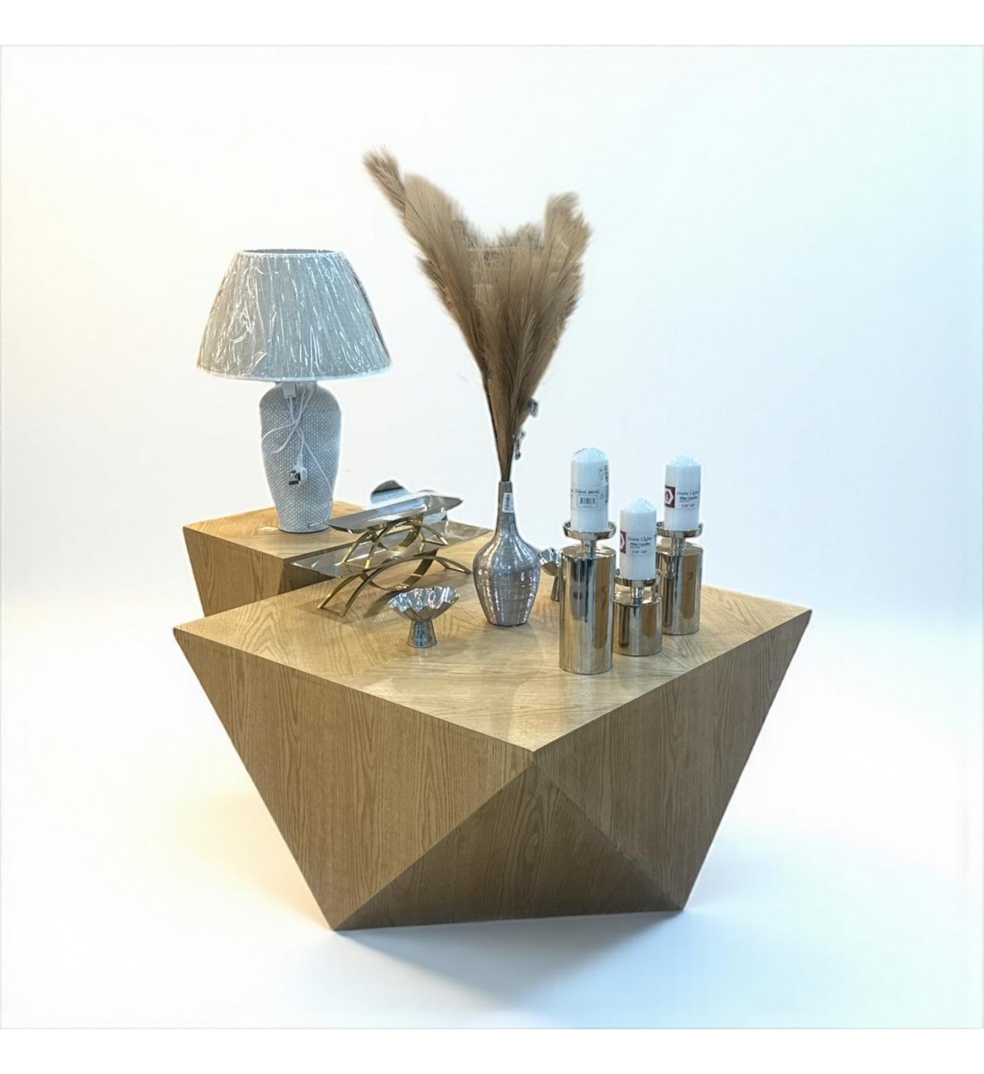 طقم طاولات 2قطع تصميم عصري فاخر بتفاصيل هندسية أنيقة تجمع بين البساطة والجرأة في الشكل.(منتج تفصيل)