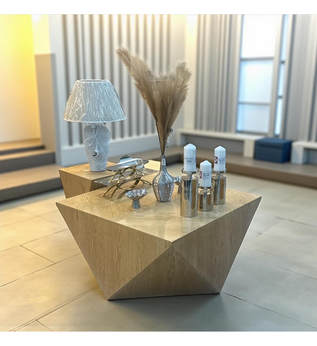 طقم طاولات 2قطع تصميم عصري فاخر بتفاصيل هندسية أنيقة تجمع بين البساطة والجرأة في الشكل.(منتج تفصيل)