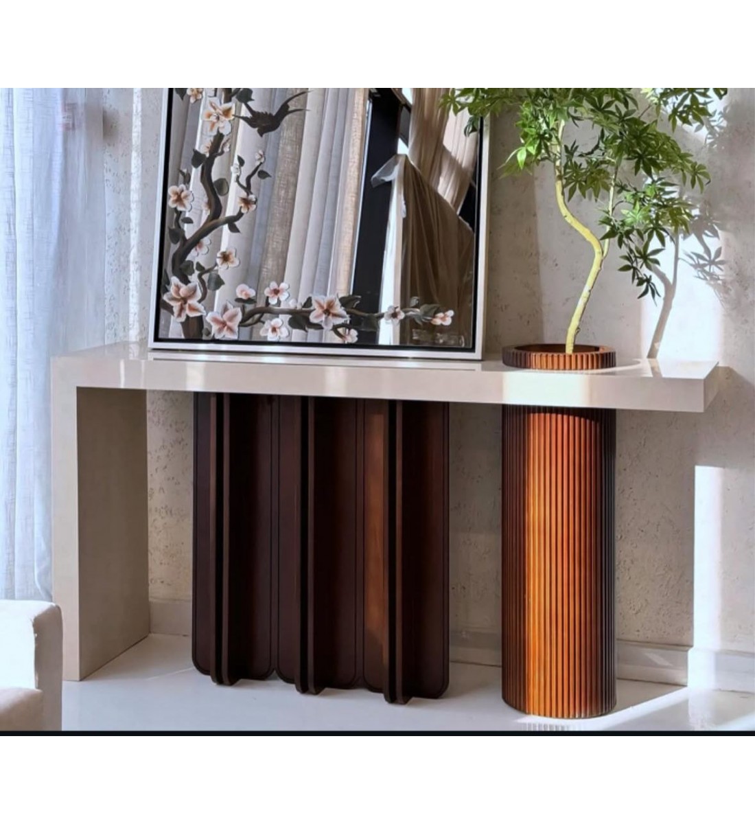 كونسول فاخر بتصميم هندسي عصري يجمع بين الفخامة والبساطة في آنٍ واحد.2×45×90سم