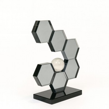 تحفة ديكور هندسية فاخرة بتصميم عصري وأنيق، تجمع بين الزجاج الداكن العاكس والكرة البلورية الشفافة في تناغم بصري راقٍ.23×8×11سم 