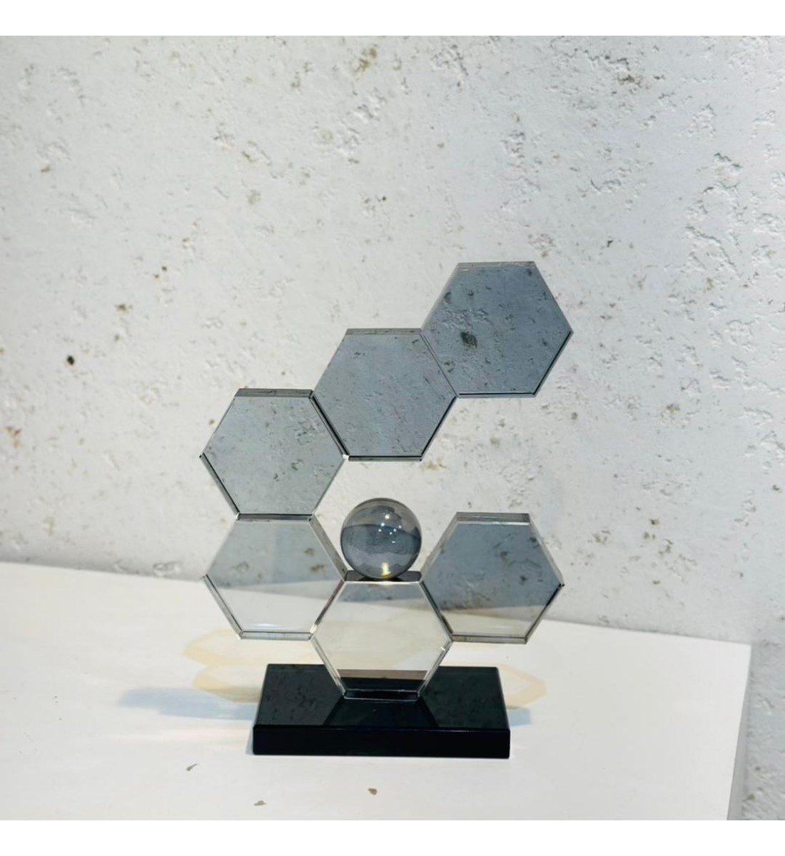 تحفة ديكور هندسية فاخرة بتصميم عصري وأنيق، تجمع بين الزجاج الداكن العاكس والكرة البلورية الشفافة في تناغم بصري راقٍ.23×8×11سم 