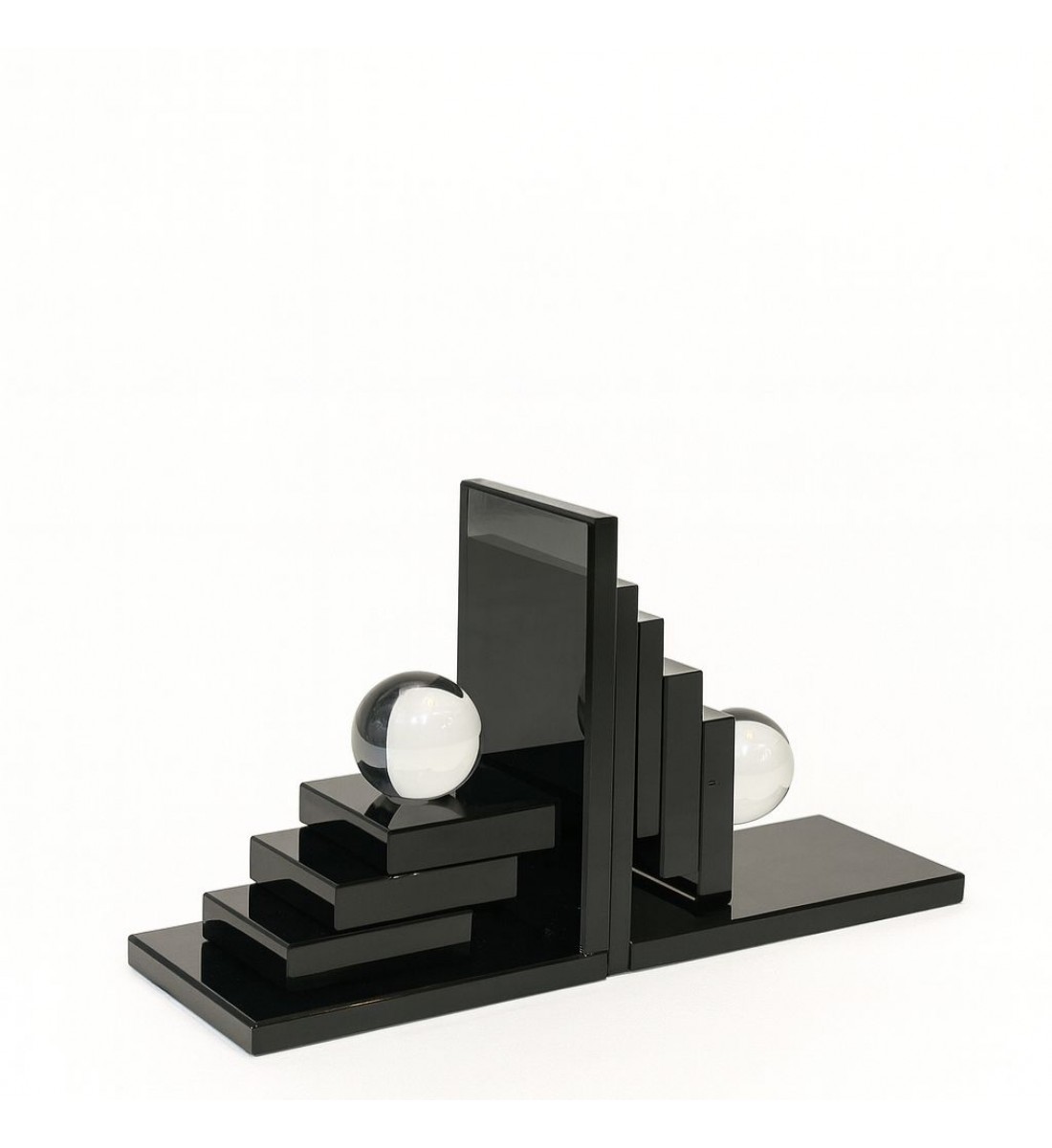 قطعة ديكور فاخرة بتصميم هندسي عصري يجمع بين الفن والابتكار، مصنوعة من الزجاج الأسود اللامع مع كرات بلورية