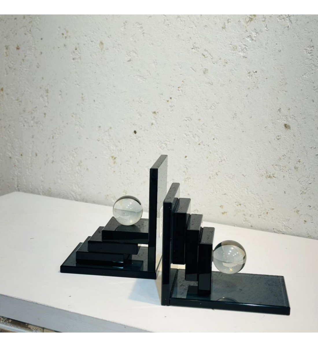 قطعة ديكور فاخرة بتصميم هندسي عصري يجمع بين الفن والابتكار، مصنوعة من الزجاج الأسود اللامع مع كرات بلورية