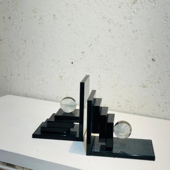 قطعة ديكور فاخرة بتصميم هندسي عصري يجمع بين الفن والابتكار، مصنوعة من الزجاج الأسود اللامع مع كرات بلورية