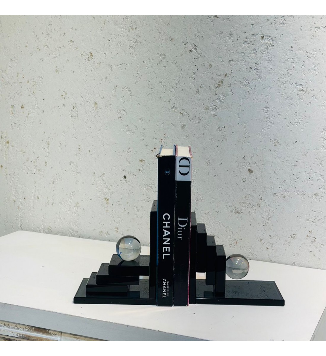 قطعة ديكور فاخرة بتصميم هندسي عصري يجمع بين الفن والابتكار، مصنوعة من الزجاج الأسود اللامع مع كرات بلورية