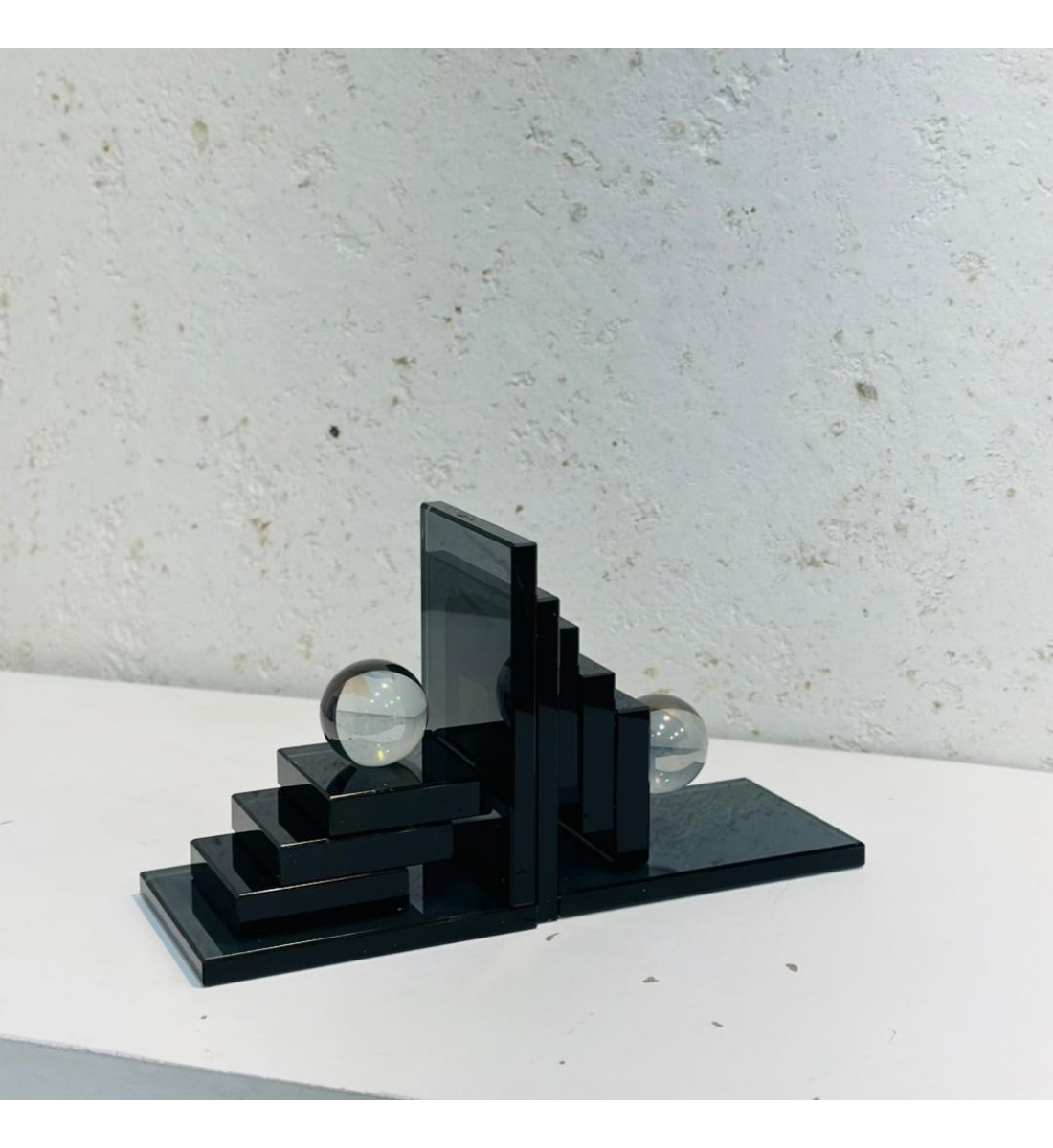 قطعة ديكور فاخرة بتصميم هندسي عصري يجمع بين الفن والابتكار، مصنوعة من الزجاج الأسود اللامع مع كرات بلورية