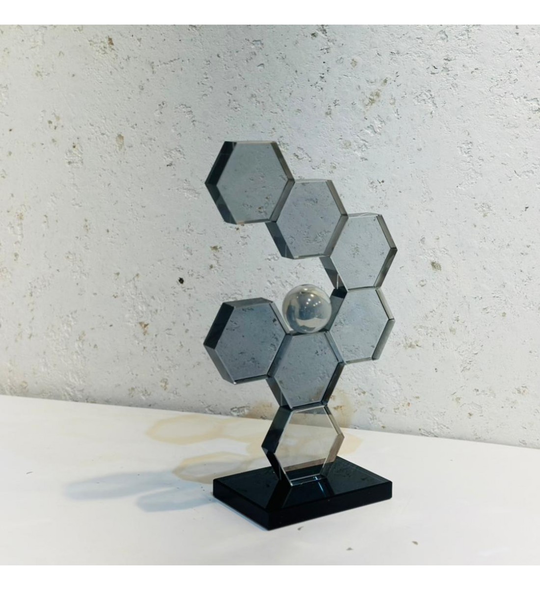 تحفة ديكور هندسية فاخرة بتصميم عصري وأنيق، تجمع بين الزجاج الداكن العاكس والكرة البلورية الشفافة في تناغم بصري راقٍ.39×8×11سم