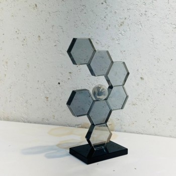 تحفة ديكور هندسية فاخرة بتصميم عصري وأنيق، تجمع بين الزجاج الداكن العاكس والكرة البلورية الشفافة في تناغم بصري راقٍ.39×8×11سم