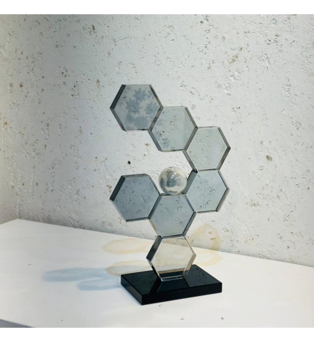 تحفة ديكور هندسية فاخرة بتصميم عصري وأنيق، تجمع بين الزجاج الداكن العاكس والكرة البلورية الشفافة في تناغم بصري راقٍ.39×8×11سم