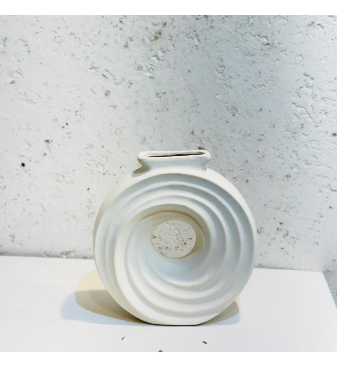 فازة فاخرة بتصميم عصري بسيط وأنيق، تأخذ شكلًا دائريًا مجوفًا من المنتصف مع تموجات انسيابية تضيف لمسة فنية راقية.19×8×5سم 