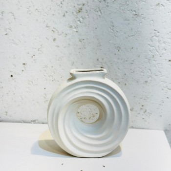 فازة فاخرة بتصميم عصري بسيط وأنيق، تأخذ شكلًا دائريًا مجوفًا من المنتصف مع تموجات انسيابية تضيف لمسة فنية راقية.19×8×5سم 