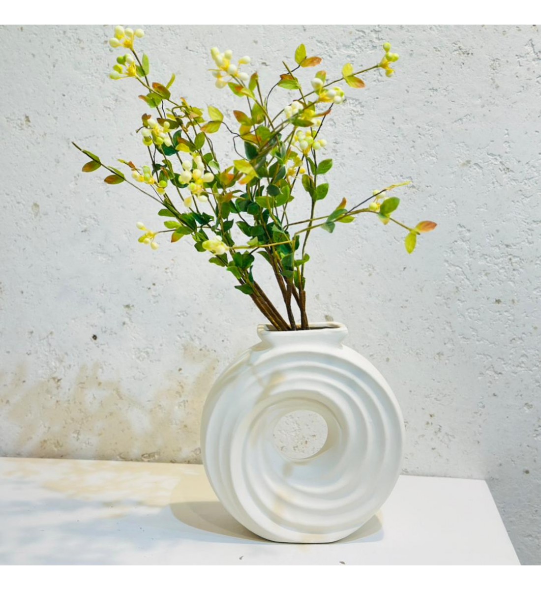 فازة فاخرة بتصميم عصري بسيط وأنيق، تأخذ شكلًا دائريًا مجوفًا من المنتصف مع تموجات انسيابية تضيف لمسة فنية راقية.19×8×5سم 