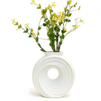 فازة فاخرة بتصميم عصري بسيط وأنيق، تأخذ شكلًا دائريًا مجوفًا من المنتصف مع تموجات انسيابية تضيف لمسة فنية راقية.23×10×5سم 