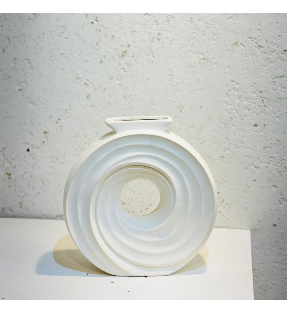 فازة فاخرة بتصميم عصري بسيط وأنيق، تأخذ شكلًا دائريًا مجوفًا من المنتصف مع تموجات انسيابية تضيف لمسة فنية راقية.23×10×5سم 