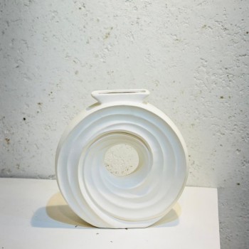 فازة فاخرة بتصميم عصري بسيط وأنيق، تأخذ شكلًا دائريًا مجوفًا من المنتصف مع تموجات انسيابية تضيف لمسة فنية راقية.23×10×5سم 