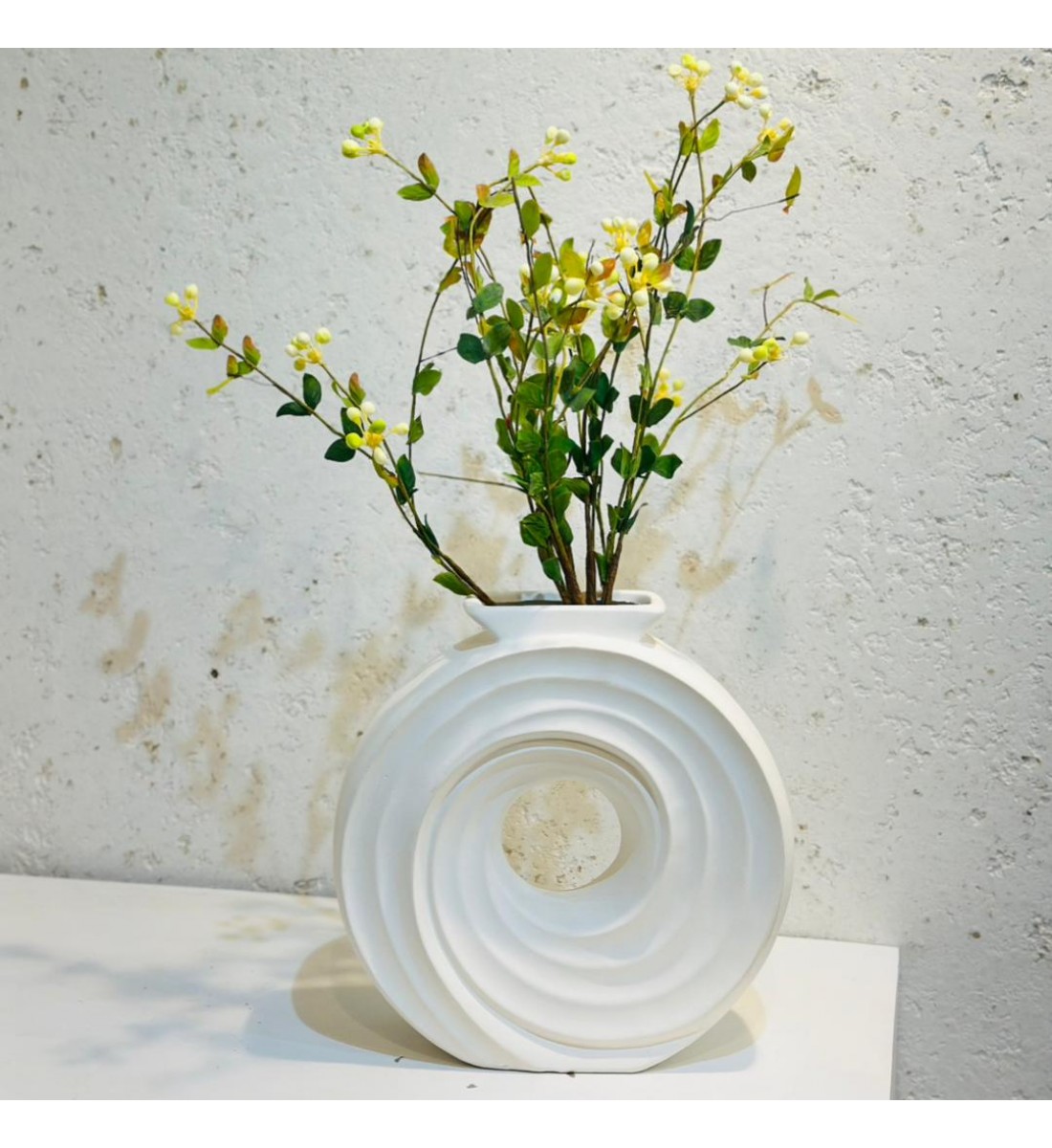 فازة فاخرة بتصميم عصري بسيط وأنيق، تأخذ شكلًا دائريًا مجوفًا من المنتصف مع تموجات انسيابية تضيف لمسة فنية راقية.23×10×5سم 