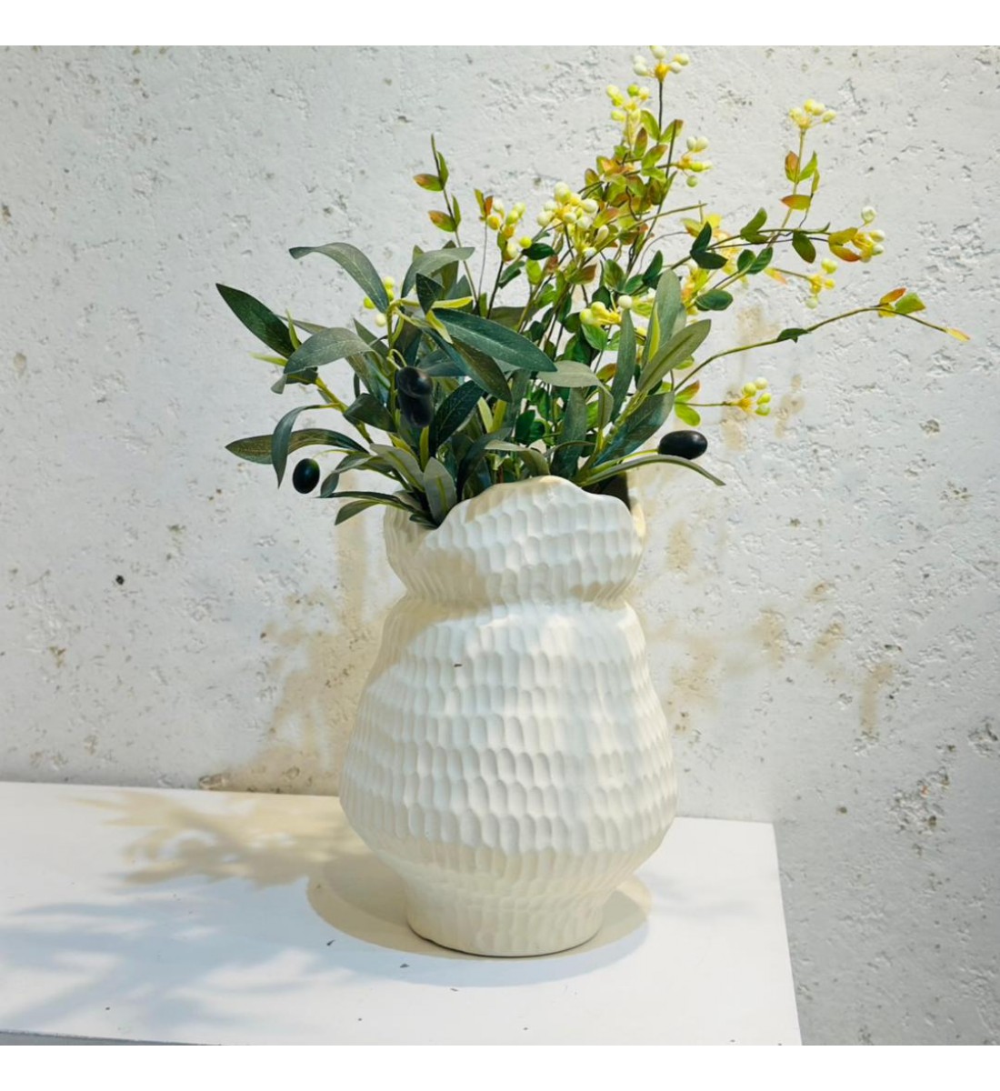 فازة فاخرة بتصميم عصري بسيط وأنيق، تأخذ شكلًا دائريًا مجوفًا 25×13×13سم 