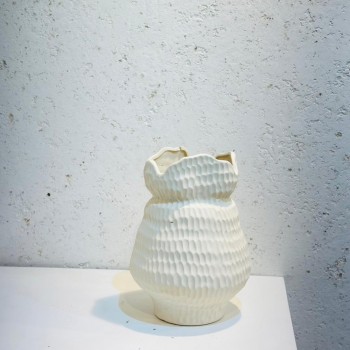 فازة فاخرة بتصميم عصري بسيط وأنيق، تأخذ شكلًا دائريًا مجوفًا 25×13×13سم 