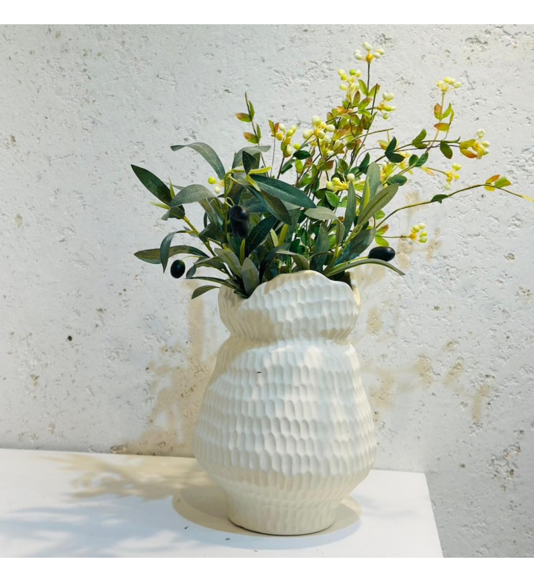 فازة فاخرة بتصميم عصري بسيط وأنيق، تأخذ شكلًا دائريًا مجوفًا 25×13×13سم 